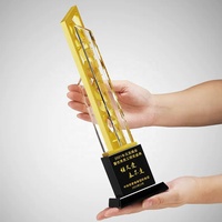 Vente en gros Logo personnalisé Trophée d'escalier en métal cristal Nouveau design créatif Base noire Verre Cadeau Gravure laser Souvenir K9