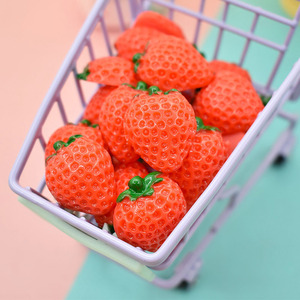 Miniatures de fraises en résine à dos plat, accessoires de loisirs créatifs pour la création de bijoux, pinces à cheveux, épingles à cheveux et coques de téléphone faites main - Product Image 4