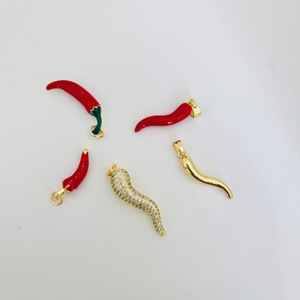 Dijes de Chile Rojo Esmaltado, Chapados en Oro, con Circonitas, Dijes de Chile de la Suerte para Hacer Collares y Pulseras - Product Image 2
