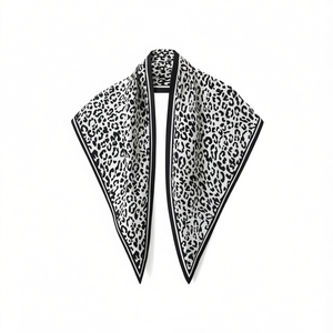 Sciarpa Triangolare Fularex 135x60Cm con Stampa Leopardata, Accessorio Moda Multifunzionale per Donna, Adatta a Tutte le Stagioni - Product Image 1