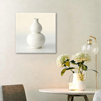 Tableau mural sur toile avec vase blanc aux tons neutres, impression moderne de nature morte pour la décoration de chambres d'hôtel et de villas de luxe