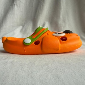 Ciabatte animate da cartone animato per bambini maschi 4-6 anni, suola antiscivolo in EVA, scarpe estive arancioni con design a occhi. - Product Image 1