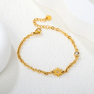 Pulsera con Dije de Sol, Cadena Dorada, Engaste de Cristal, Unisex, Uso Diario, Joyería Minimalista - Product Image 1