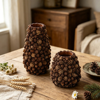 Vase en résine Redeco en forme de cône de pin, décoration rustique pour la maison, pot de fleurs texturé, centre de table d'automne, pièce décorative