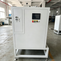 Machine de test de fuites d'air semi-automatique pour fûts en plastique vides de 200 L avec codage laser pour la production de fûts chimiques en PEHD