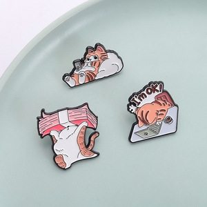 Hochwertige Hot Selling Cute Cat Chasing Drama Arbeit, um Geld zu verdienen Arbeiter Metall Weiche Emaille Anstecknadel Abzeichen Maker - Product Image 5