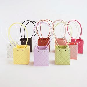 Sac en papier carré imperméable Macaron motif losange un morceau d'argile boîte à fleurs à main sac en papier kraft - Product Image 1