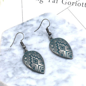 Boucles d'oreilles ethniques en alliage en forme de feuille, motif géométrique, accessoires de mode forgés, bijoux pour femmes toutes saisons - Product Image 4