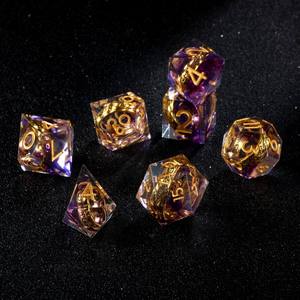Ensemble de dés polyédriques en résine inspiré du <span class=keywords><strong>Seigneur</strong></span> <span class=keywords><strong>des</strong></span> <span class=keywords><strong>Anneaux</strong></span> avec <span class=keywords><strong>des</strong></span> inclusions d'<span class=keywords><strong>anneaux</strong></span> dorés pour les jeux de rôle sur table DND, cadeau pour les joueurs - Product Image 2