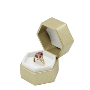 Boîte à bijoux hexagonale en tissu, emballage pour bagues, boîte à bijoux avec bordure en fil doré, vente en gros de boîtes à bijoux à rabat - Product Image 5