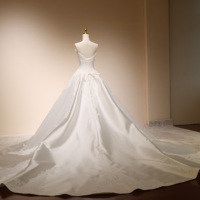 Robe de mariée avec encolure festonnée, corsage en dentelle transparente, fente avant, boutons perlés, traîne cathédrale, vente en gros, sur mesure