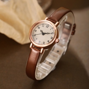 Nouvelle montre à quartz décontractée et tendance pour femme, petit cadran, style transfrontalier, en stock - Product Image 4