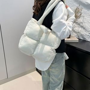 Sacs à main matelassés de couleur unie simples pour femmes, sac fourre-tout matelassé, logo personnalisé - Product Image 5