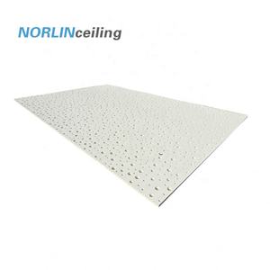 Panneaux <span class=keywords><strong>de</strong></span> gypse acoustique ignifuges Carreaux <span class=keywords><strong>de</strong></span> plafond Plâtre perforé carré avec trous irréguliers Absorption acoustique irrégulière - Product Image 4