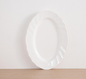 Juego de platos de porcelana blanca con logotipo personalizado en relieve, platos redondos de cerámica con diseño personalizado para bodas y restaurantes. - Product Image 3