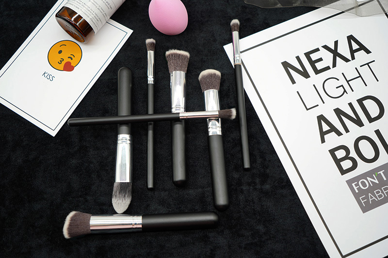 Portable Cosmetic Tools Portable Magic Custom Designer Palm Design Logo Make Up Sets Foundation Powder Blush Beauty Brush