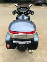 Moto de tourisme à grande cylindrée refroidie par eau, moto de tourisme longue distance avec valises latérales et top-case