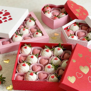 Boîte cadeau <span class=keywords><strong>en</strong></span> <span class=keywords><strong>chocolat</strong></span> écologique 100% recyclable personnalisée, boîte d'emballage <span class=keywords><strong>en</strong></span> <span class=keywords><strong>chocolat</strong></span> <span class=keywords><strong>en</strong></span> forme <span class=keywords><strong>de</strong></span> cœur, bonbons au <span class=keywords><strong>chocolat</strong></span>, fraises - Product Image 1