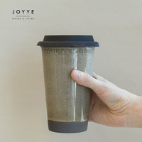 Tasse de voyage en céramique JOYYE personnalisée avec finition réactive unique, design beige et marron, en grès, pour voiture et extérieur, avec couvercle