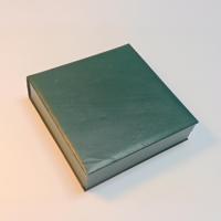 Boîte à bijoux de luxe vert foncé avec logo personnalisé, couvercle lumineux, doublure en velours, gaufrage, revêtement UV, papier d'art, emballage haut de gamme