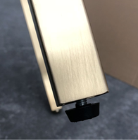 Meuble-lavabo de salle de bain au sol avec évier OEM ODM articles sanitaires armoire miroir et armoire porte-serviettes bases métalliques pieds en laiton satiné