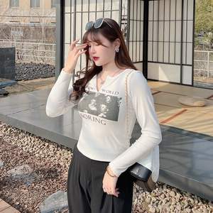 เสื้อยืดแขนยาวคอวีผู้หญิงไซส์ใหญ่ สีขาว สีเทา ผ้าถักพิมพ์ลายขาดๆ รุ่น N8280 - Product Image 1