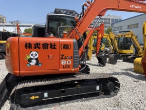 Excavatrices Hitachi ZX80 d'occasion de haute qualité, 8 tonnes, sur chenilles, importées du Japon, avec accessoire de pince, attache rapide et brise-roche - Product Image 2