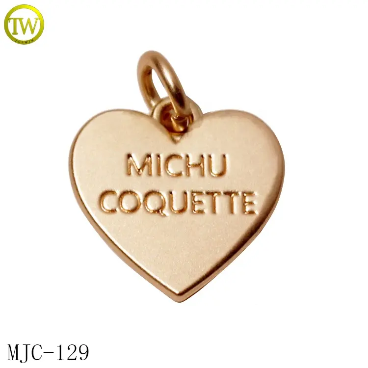 Etiquetas de joyería estampadas personalizadas en forma de corazón, accesorio hecho a mano, colgante de metal dorado decorativo para traje de baño