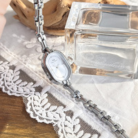 Jam Tangan Kuarsa Mewah Wanita dari Bahan Alloy, Sederhana, Modis, Elegan, Klasik, Retro, Dial Oval Kecil dengan Jarum Emas, Kotak Perhiasan Kelas Atas