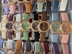 Smartwatch da donna con cassa quadrata, cinturino in silicone, monitoraggio della frequenza cardiaca, display OLED, compatibile con iOS, orologio alla moda. - Product Image 3