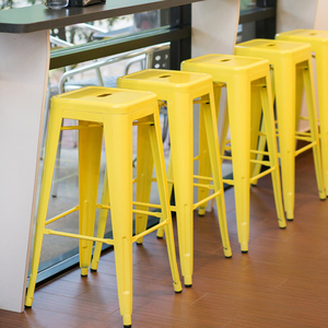 Sillas de Bar Metálicas Amarillas Baratas al por Mayor, Estilo <span class=keywords><strong>Tolix</strong></span>, Diseño Moderno, Apilables, Juego de Sillas de Bar para Sala de Estar, Hotel, Dormitorio - Product Image 1