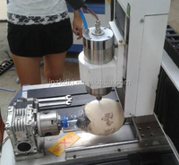 Petite machine de gravure CNC adaptée à la production manuelle de divers matériaux par des particuliers