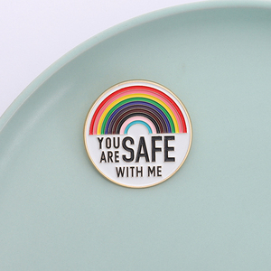 Vous êtes en sécurité avec moi épingles en émail amour et fierté arc-en-ciel broches vêtements revers Badge LGBT bijoux cadeau pour Gays lesbiennes - Product Image 1