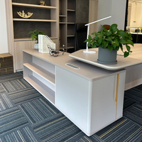 Ensemble de bureau de direction moderne de luxe léger, table de patron minimaliste en bois avec armoire latérale et chaise de bureau ergonomique