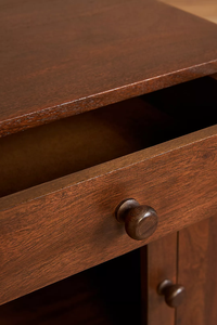 Table d'appoint de lit élégante Carter avec finition en bois de qualité supérieure Design moderne et rangement spacieux pour le confort de la chambre à coucher - Product Image 3