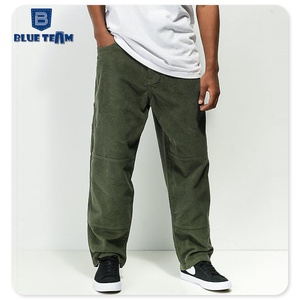 Squadra <span class=keywords><strong>blu</strong></span> | <span class=keywords><strong>Pantaloni</strong></span> di <span class=keywords><strong>velluto</strong></span> <span class=keywords><strong>a</strong></span> <span class=keywords><strong>coste</strong></span> da uomo personalizzati con logo verde <span class=keywords><strong>pantaloni</strong></span> da uomo doppio ginocchio larghi <span class=keywords><strong>pantaloni</strong></span> di <span class=keywords><strong>velluto</strong></span> <span class=keywords><strong>a</strong></span> <span class=keywords><strong>coste</strong></span> larghi - Product Image 1