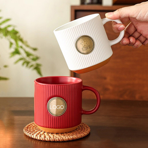Tùy chỉnh khắc logo <span class=keywords><strong>Mug</strong></span> gốm với huy hiệu đồng cá nhân sọc cốc cà phê - Product Image 1