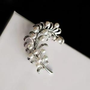 Broche en perles d'eau douce haut de gamme avec motif plume, nouvelle collection automne-hiver, polyvalente et élégante - Product Image 1
