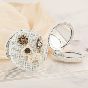 กระจกขนาดกะทัดรัดพับได้ทำจากผ้าที่น่ารักกระจกแต่งหน้าแบบพกพาสองด้านสำหรับเด็กผู้หญิงกระจกพวงกุญแจเดินทางผ้านุ่ม - Product Image 3