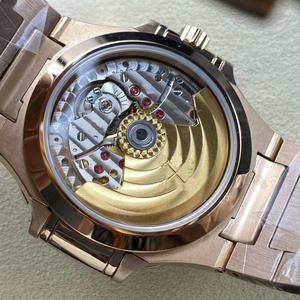 ساعة ملونة عالية الجودة بإطار من الياقوت والماس تتميز بتصميم فاخر مربع الشكل مع أحجار متلألئة - Product Image 5