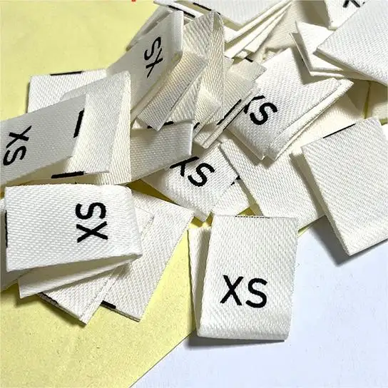 Marchio di codice stampato formato zona di estinzione tipo di dimensioni etichette intrecciate per abbigliamento taglia etichetta collo per indumento in magazzino