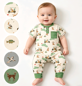 Combinaison pour bébé garçon en coton 95% et élasthanne 5% avec imprimé canards mallards sur chariot de golf, collection été, vente en gros de vêtements pour nouveau-nés - Product Image 1