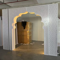 Décor de mariage personnalisé Maroc : Affichage élégant et moderne du plan des tables avec lettrage pour panneau commémoratif de mariage