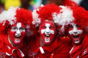 Nuoxin Günstiger Preis Akzeptieren Sie benutzer definierte verschiedene Land flagge Farbe Fußballfans PET Chemiefaser Explosion Perücke für Party Dekor - Product Image 4