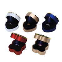 Boîtes à bagues de fiançailles et de mariage en laque de luxe en forme de cœur avec lumière LED, emballage de bijoux personnalisé avec logo pour la vente en gros