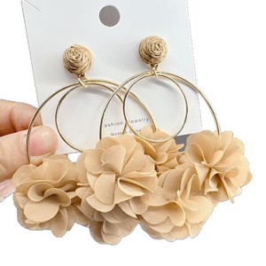 Boucles d'oreilles créoles exagérées en mousseline de soie avec fleurs et pompons, monture en fer, style bohème, pour fêtes décontractées, vacances et plage, accessoire de mode pour femme - Product Image 6