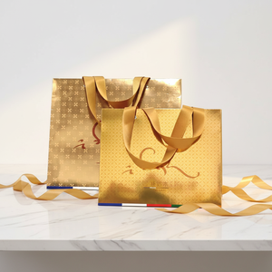 Sacs fourre-tout dorés de luxe écologiques faits à la main en gros, personnalisables avec poignée en ruban de papier cartonné doré et fourrure, pour chaussures et vêtements - Product Image 1