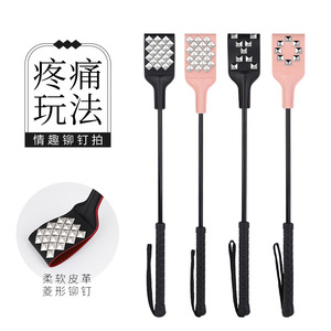 ไม้พายหนังสีดำลายหมาป่าประดับหมุดสีดำและชมพู สำหรับลงโทษและฝึกวินัย ใช้สำหรับผู้ใหญ่ - Product Image 2