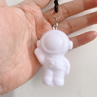 Fluide Ours Petit Dragon Astronaute Résine Peint À La Main Porte-clés Peinture De Noël Jouet