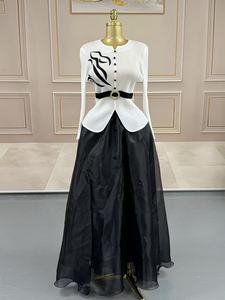 Elegante Completo a Due Pezzi Plissettato: Top <span class=keywords><strong>Fucsia</strong></span> con Motivo Nero e Gonna Lunga in Organza Nera - Product Image 3